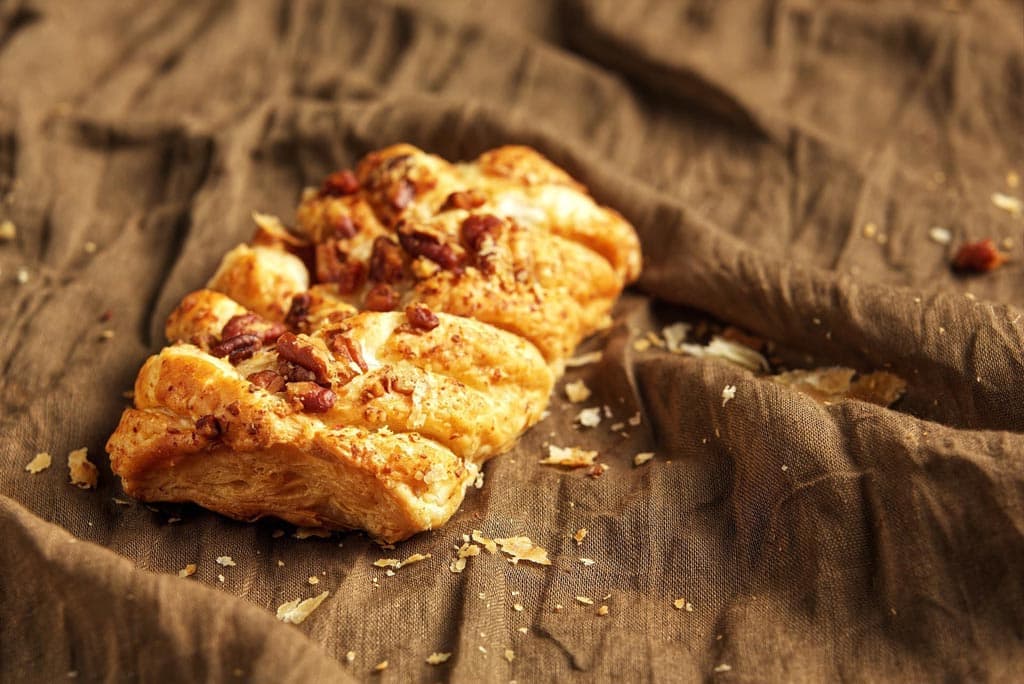 Panaderos elaborando pan artesano en el obrador de Moure en Monforte